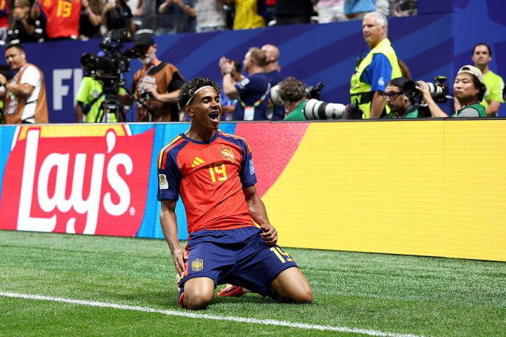 Lamine Yamal #19 de España celebra el primer gol de su equipo
