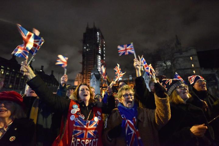 Partidarios del Brexit celebran la salida de la UE en una fiesta frente al Parlamento en Parliament Square, el 31 de enero de 2020 en Londres (Reino Unido). Ese día fue oficial lo votado en 2016.