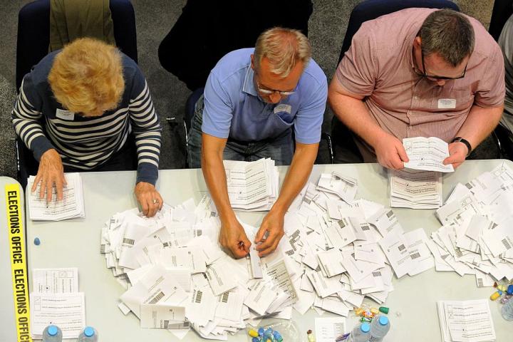 Una mesa electoral revisa los votos en el refrendo por el Brexit del 23 de junio de 2016, en un colegio de Birmingham (Reino Unido).