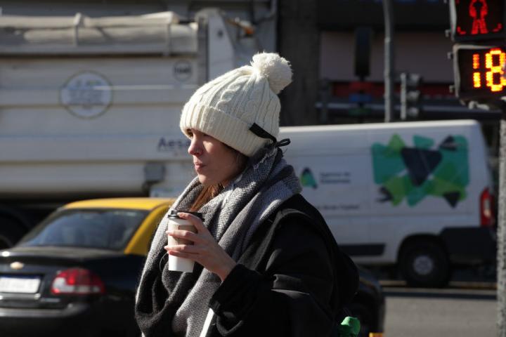 Una mujer, bien abrigada por el frío en una calle de Buenos Aires, en una imagen de archivo