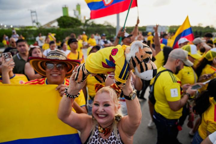Una partidaria del candidato presidencial de derecha Abelardo de la Espriella sostiene un tigre de peluche, en referencia al apodo del ultraderechista, el 21 de junio de 2026, en Barranquilla.