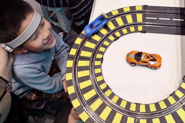 Una startup china ha presentado un juego de carreras con pequeños coches que son controlados cerebralmente con una interfaz humano-máquina