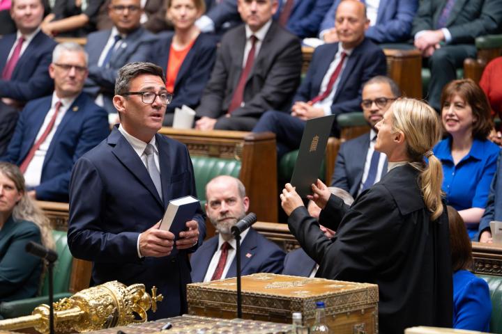 Andy Burnham jura su cargo como miembro del Parlamento por Makerfield en la Cámara de los Comunes, en Londres (Reino Unido), el 22 de junio de 2026.
