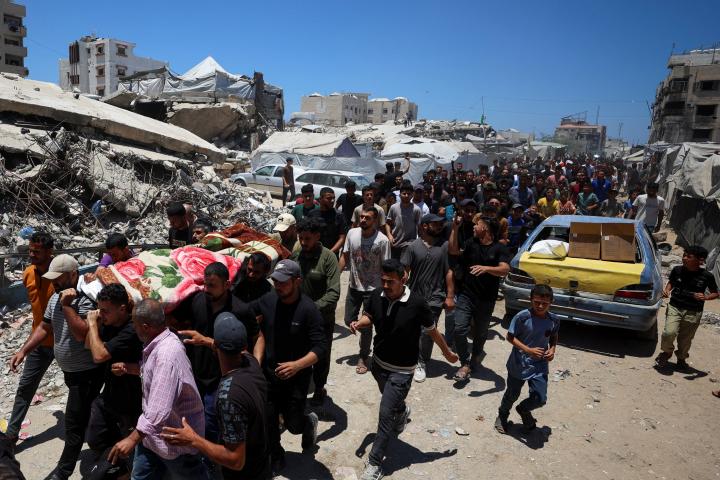 Comitiva funeraria en el entierro de la adolescente gazatí, de 16 años, Raghad Ashour, asesinada en un bombardeo israelí cuando iba camino de hacer un examen.