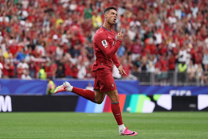 Cristiano Ronaldo celebra su gol a Uzbekistán