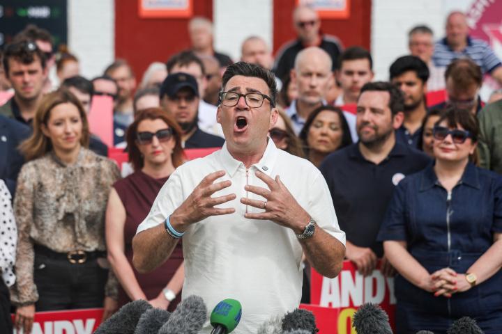 El exalcalde del Gran Manchester y nuevo diputado por Makerfield, Andy Burnham, se dirige a los simpatizantes laboristas en el estadio Bartons Group, el 19 de junio de 2026.