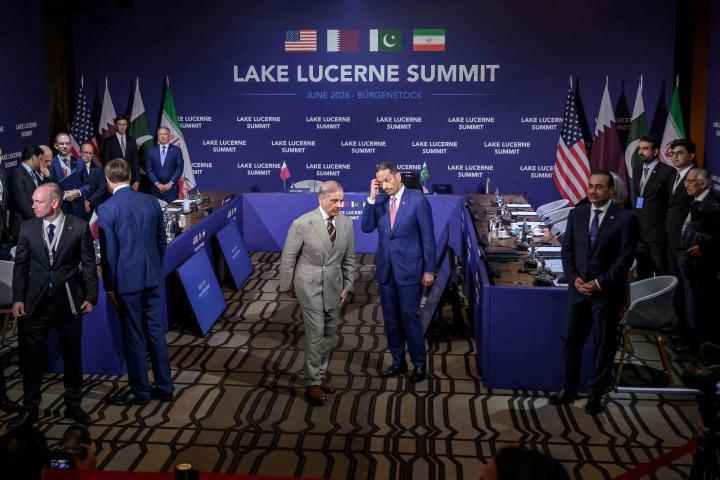 El primer ministro de Pakistán, Shehbaz Sharif, y el de Qatar, el jeque Mohammed bin Abdulrahman bin Jassim al-Thani, en Burgenstock (Suiza), el 21 de junio de 2026.