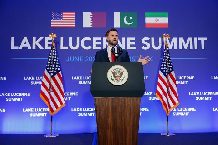 El vicepresidente de EEUU, JD Vance, habla con la prensa en la Cumbre del Lago de Lucerna, en el Buergenstock Resort de Emmen (Suiza), el 22 de junio de 2026.
