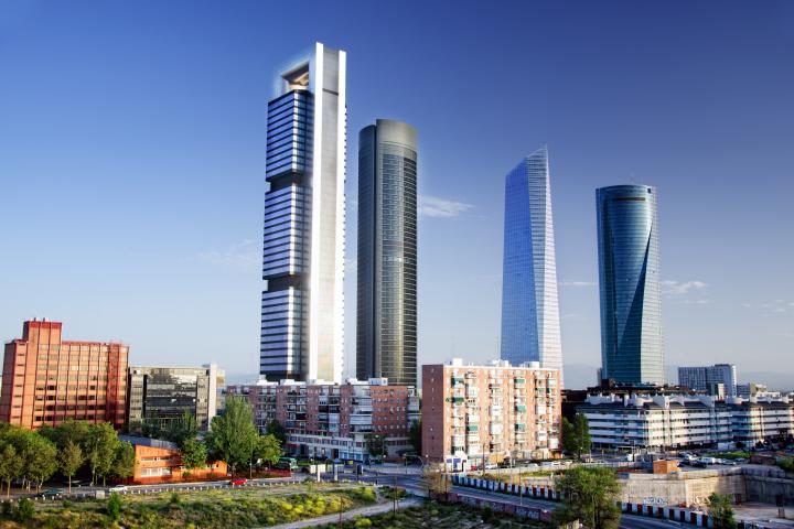 La Torre Moeve reina sobre las cuatro torres de Madrid.