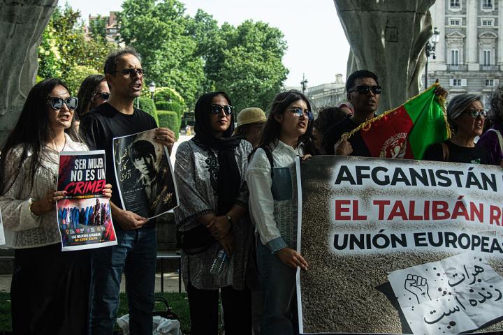 Manifestantes se congregan en la Plaza de Oriente de Madrid, el 20 de junio de 2026, en apoyo a las mujeres y niñas afganas y contra las conversaciones con la UE.