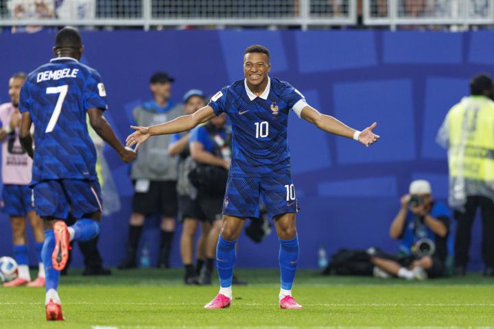 Mbappé celebra uno de sus dos goles ante Irak
