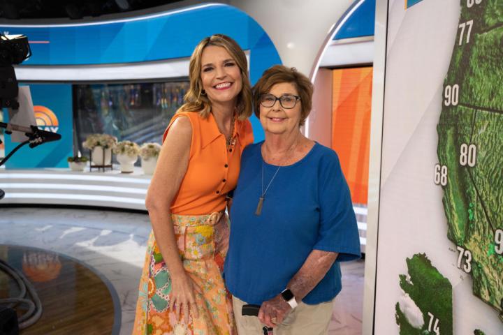 Savannah Guthrie y su madre, Nancy, en el plató de la NBC donde trabaja la periodista, el 15 de junio de 2023.