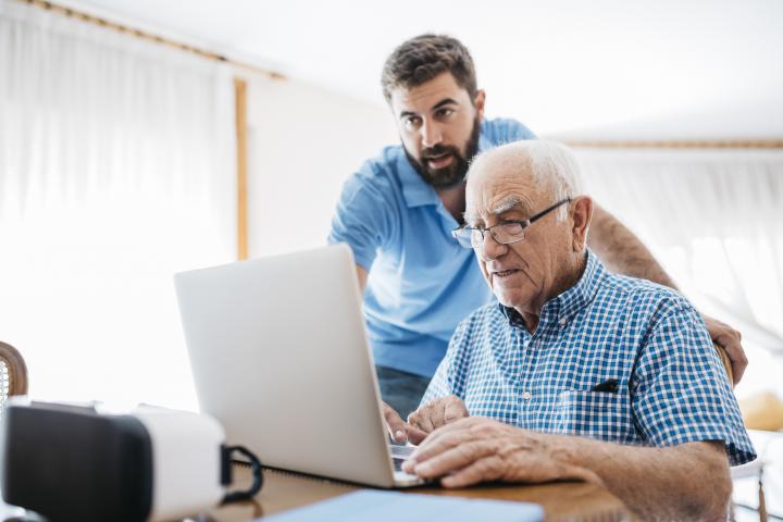 Un anciano, con su nieto