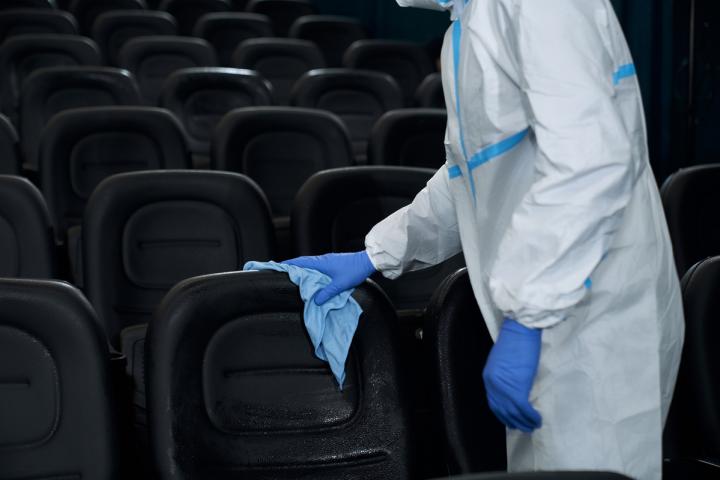 Un trabajador limpiando una sala de cine
