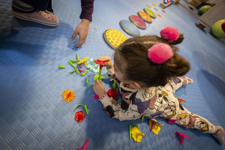 Una niña, en una sesión de terapia para pacientes con dislexia, en una imagen de recurso