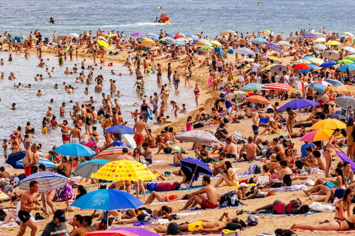 Una playa, llena de gente.
