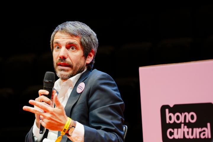 Urtasun presentando el bono cultural joven