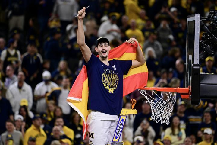 Aday Mara después de salir campeón de la NCAA con los Michigan Wolverines.