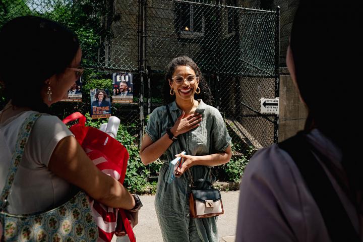 Darializa Avila Chevalier, candidata demócrata al Congreso por el 13.º distrito congresional de Nueva York, habla con un votante en Morningside Heights, el 14 de junio de 2026.