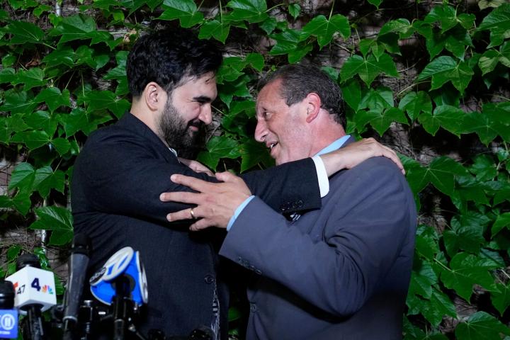 El alcalde de Nueva York, Zohran Mamdani, abraza a Brad Lander, candidato al décimo distrito congresional, tras ganar las primarias en Brooklyn, el 23 de junio de 2026.