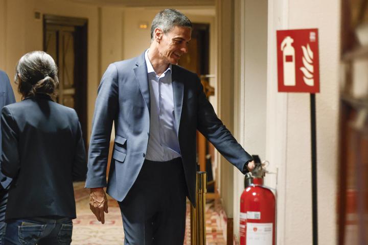 El presidente del Gobierno, Pedro Sánchez por los pasillos del Congreso tras su alegato final a los grupos opositores durante la comparecencia del jefe del Ejecutivo