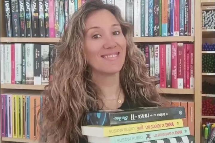 Elena Filgueira, en su librería, Vigo de Papel.