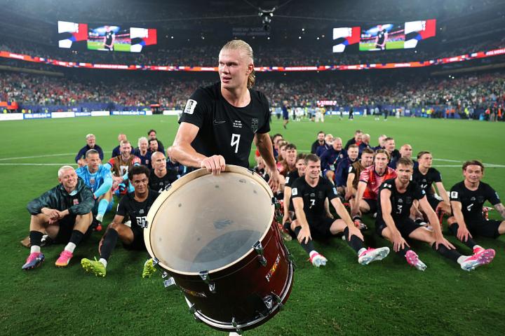 Erling Haaland, con un bombo, al frente de la celebración de Noruega en el Mundial