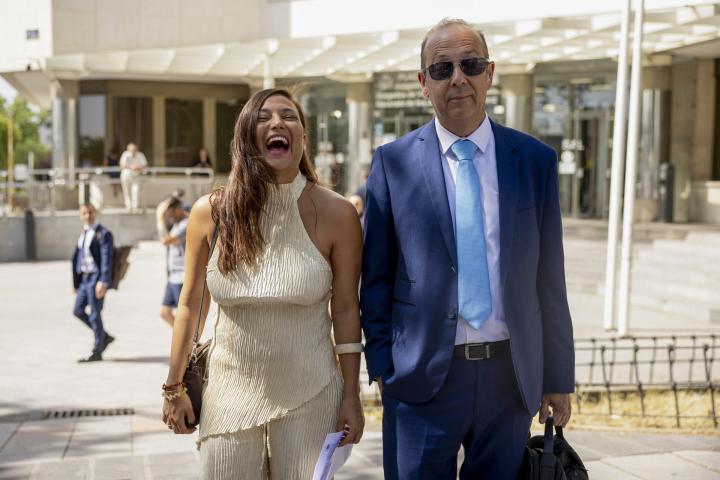 La actriz Elisa Mouliaá comparece ante los medios, junto a su abogado, tras personarse en los juzgados de Plaza de Castilla por la denuncia de Íñigo Errejón, el 24 de junio de 2026.