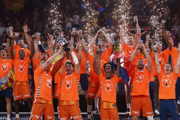 La plantilla del Valencia Basket celebra el título de Liga Endesa en el Palau Blaugrana