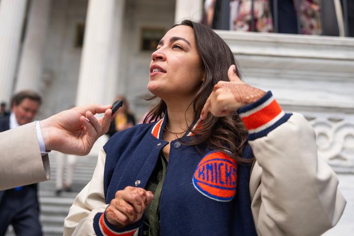 La representante Alexandria Ocasio-Cortez, demócrata por Nueva York, luce una chaqueta de los Knicks de la NBA en el Capitolio de EEUU, el 11 de junio de 2026.