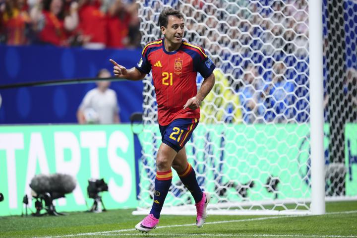 Mikel Oyarzabal celebrando uno de los goles del partido contra Arabia Saudí.