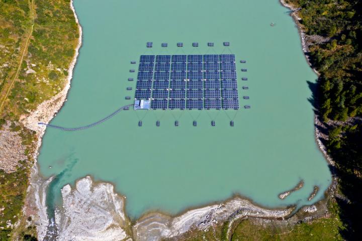 Plataforma solar en el Lac des Toules (Suiza)