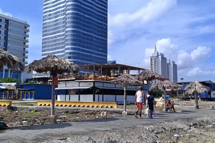 Un grupo de personas caminan por La Habana (Cuba), con hoteles cerrados junto al mar, en una imagen del 20 de junio de 2026.