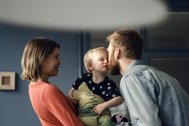 Un niño le da un beso a su padre