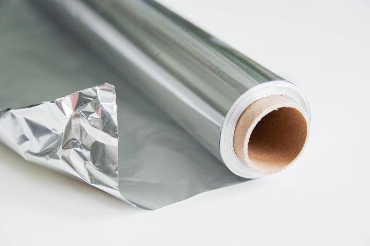 Un rollo de papel de aluminio