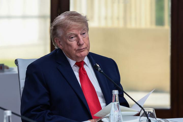 Un serio presidente de EEUU, Donald Trump, asiste a un almuerzo de trabajo con líderes del G7 y de Oriente Medio en Evian-les-Bains (Francia), el 16 de junio de 2026.