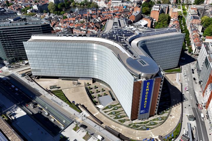 Una imagen tomada con un dron muestra la sede de la Comisión Europea, el edificio Berlaymont, en Bruselas (Bélgica), el 29 de abril de 2026.