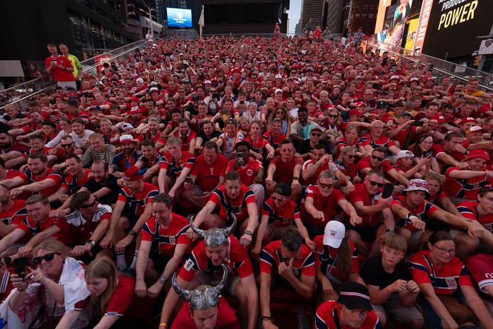 Una masa de aficionados noruegos hace la 'Fila vikinga' en pleno Times Square el pasado domingo 21