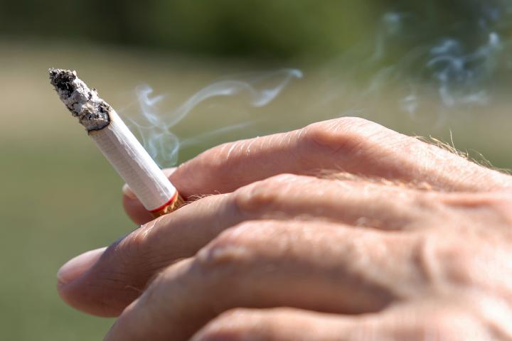 Una persona fumando
