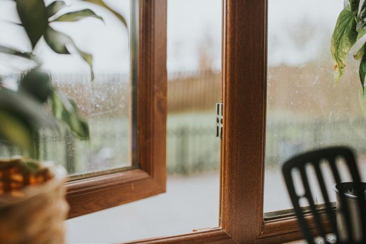 Una ventana entreabierta en una casa