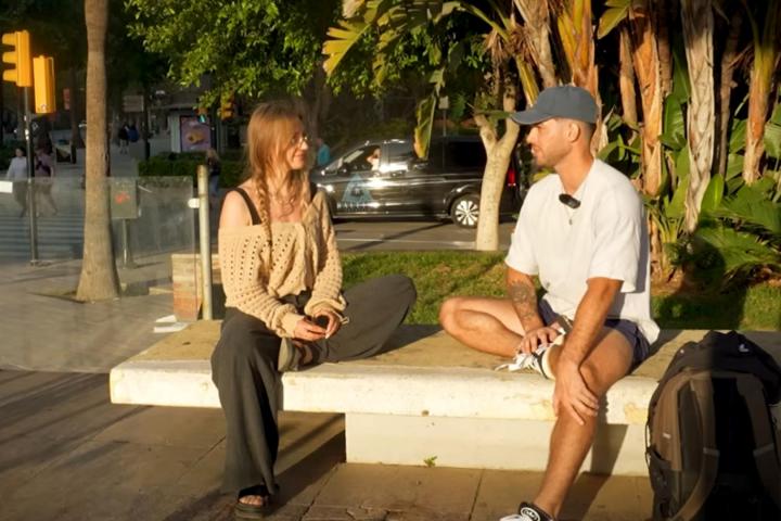 Claire Quinn, creadora de contenido, junto a Inti Veloso, inmigrante argentino en España.