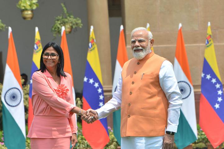 El primer ministro indio, Narendra Modi, da la manon a la presidenta de Venezuela, Delcy Rodríguez, antes de su reunión en Hyderabad House, Nueva Delhi, el 4 de junio de 2026.