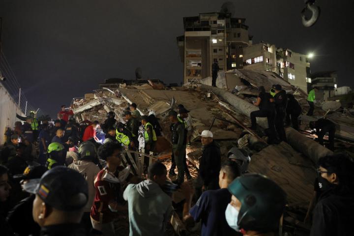 alt="alt="Emergency services work at the site of a collapsed building after an earthquake in Caracas, Venezuela, June 24, 2026. REUTERS/Leonardo Fernandez Viloria""