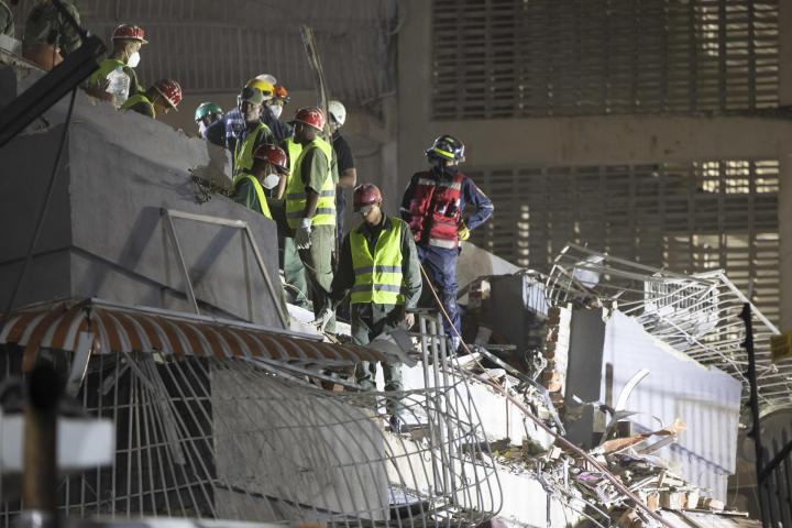 Equipos de rescate buscan entre los escombros en Caracas (Venezuela) tras los dos fuertes seísmos
