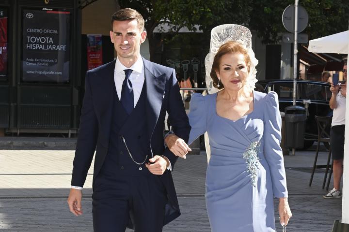 Fabián Ruiz con su madre durante su boda en Sevilla en julio de 2025