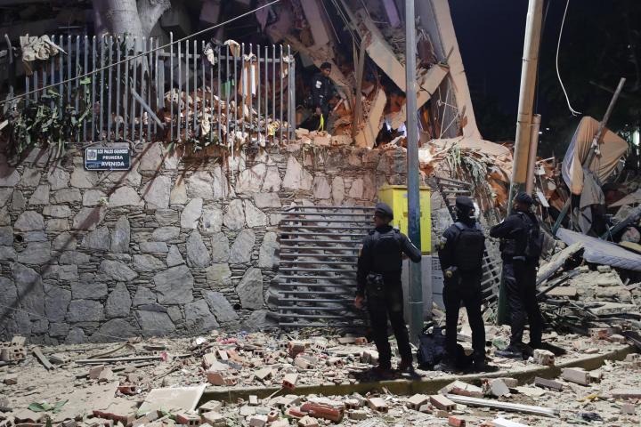 Integrantes de cuerpos de emergencia buscan víctimas este miércoles