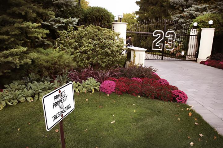 La entrada de la mansión de Michael Jordan