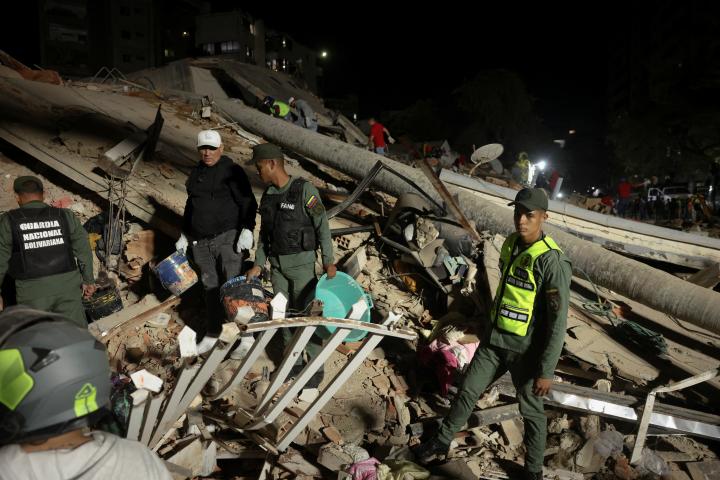 Los servicios de emergencia trabajan en el lugar del derrumbe de un edificio tras los terremotos de Caracas (Venezuela), el 24 de junio de 2026.
