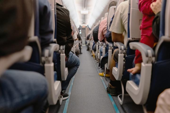 Pasajeros en un avión