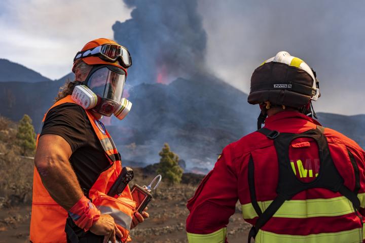 Raúl Pérez, del Instituto Geológico y Minero de España, trabajando durante la erupción del volcán de La Palma en 2021